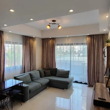 5 Star Facilities/walking Distance To Amenities And The Apartment